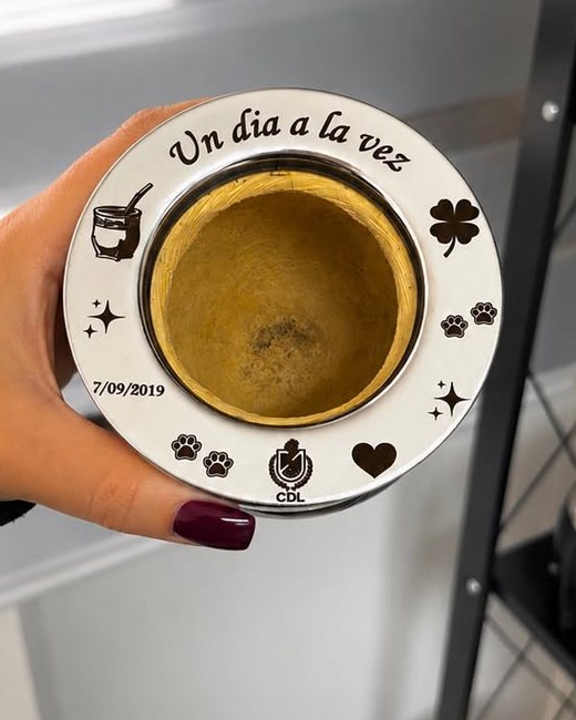 Mate con virola grabada con frase, fecha e íconos